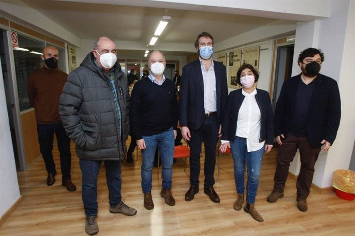 El secretario provincial del PSdeG-PSOE de Pontevedra, David Regades, en un acto de campaña para las primarias y el alcalde de Vilagarcía de Arousa y presidente de la Fegamp, Alberto Varela.