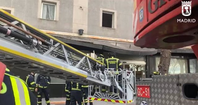 Bomberos del Ayuntamiento de Madrid trabajan para asegurar una marquesina en Paseo de la Chopera.