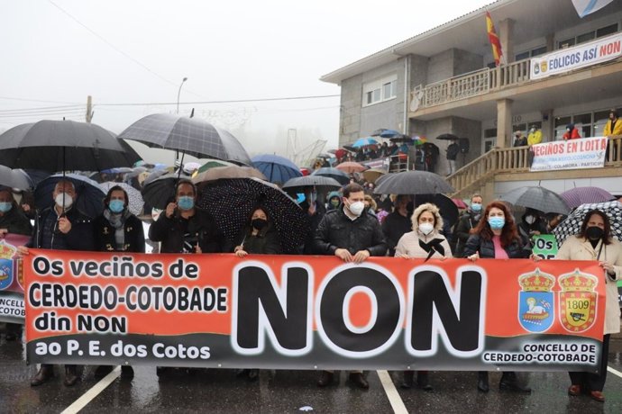 El alcalde de Cerdedo-Cotobade (Pontevedra), Jorge Cubela, encabeza una protesta contra el proyecto eólico de Os Cotos.