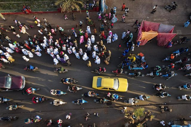 Gente en las calles de Bamako, en Malí