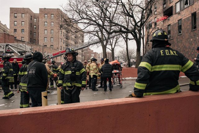 Bombers en un incendi en un edifici del barri del Bronx, a Nova York