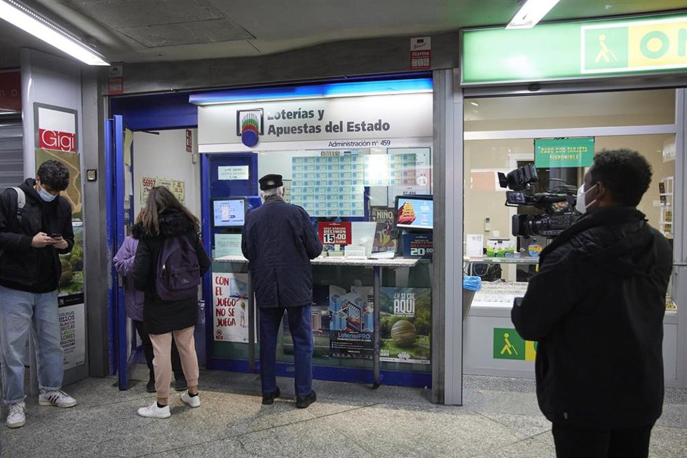 Varias personas acuden a la administración situada en la zona del AVE de la Estación de Atocha.