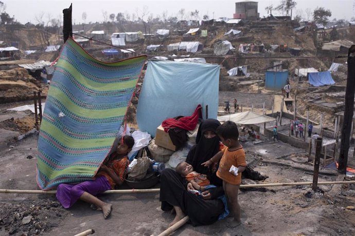 Archivo - Imagen de archivo de un campamento de refugiados rohingya tras un incendio en marzo de 2021