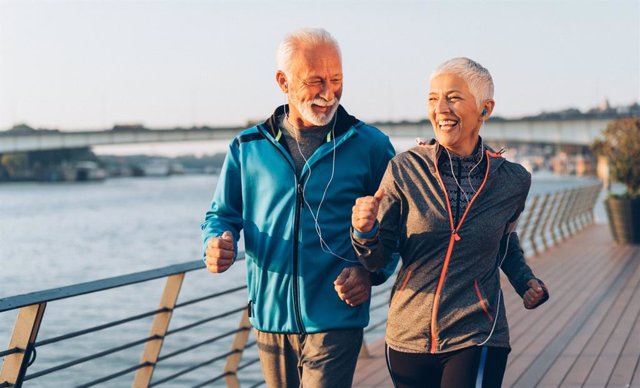 Personas mayores haciendo ejercicio.