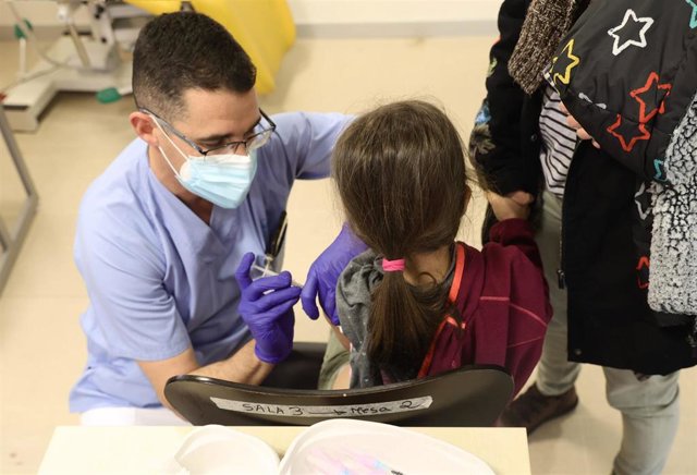 La Comunidad de Madrid ha puesto más de 12 millones de dosis de vacunas y repartido cerca de 3 millones de test Un trabajador sanitario inyecta la vacuna contra el Covid-19 a un menor, en el Hospital Infanta Sofía, a 30 de diciembre de 2021, en San Sebastián de los Reyes, Madrid, (España). La Comunidad de Madrid permite desde hoy inocular la vacuna contra el COVID-