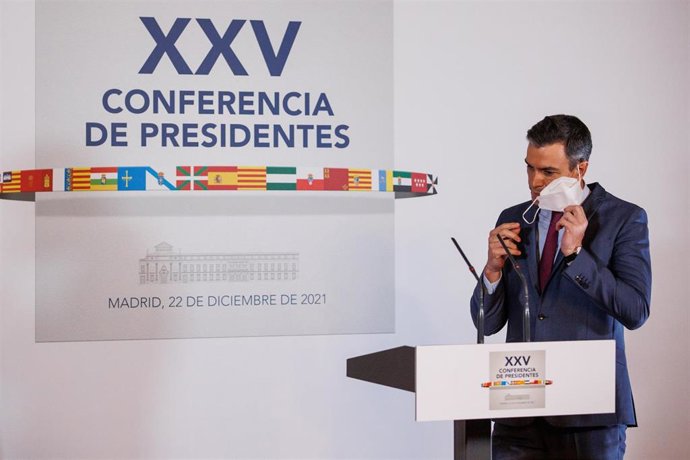 El presidente del Gobierno, Pedro Sánchez, se quita la mascarilla durante la Conferencia de Presidentes extraordinaria celebrada en el  Senado, a 22 de diciembre de 2021, en Madrid, (España). La reunión se ha convocado para abordar la situación de la Co