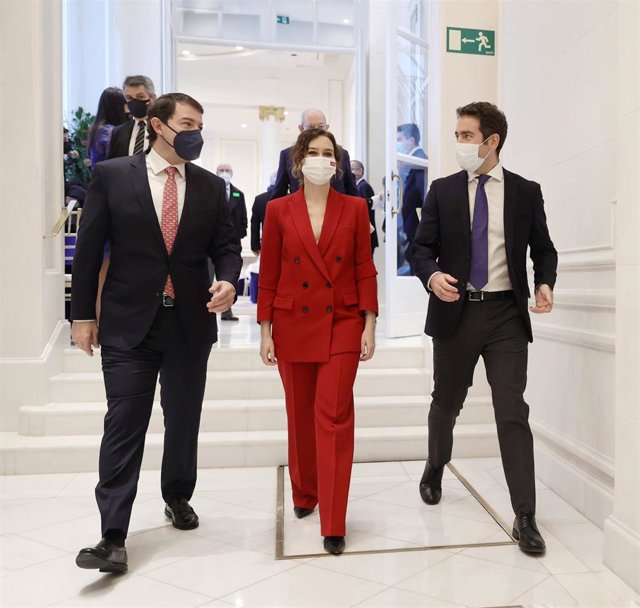(I-D) El presidente de Castilla y León y candidato a la reelección, Alfonso Fernández Mañueco; la presidenta de la Comunidad de Madrid, Isabel Díaz Ayuso; y el secretario general del PP, Teodoro García Egea, a su llegada a un desayuno informativo del Fóru
