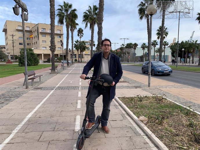 El investigador Salvador García-Ayllón con un patinete eléctrico en un carril bici de Cartagena
