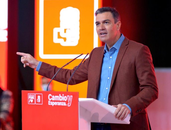 El presidente del Gobierno, Pedro Sánchez, interviene en el primer acto electoral en Palencia, en el Frontón de Eras de Santa Marina, a 9 de enero de 2022, en Palencia, Castilla y León (España). El presidente y secretario general del PSOE interviene en 