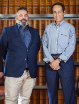  Don Javier Prada, (izquierda) Director de Desarrollo de Negocio de VERUM INVESTMENTS  Inc. y Don Alejandro Carrillo, CEO de INTERLATIN (derecha).