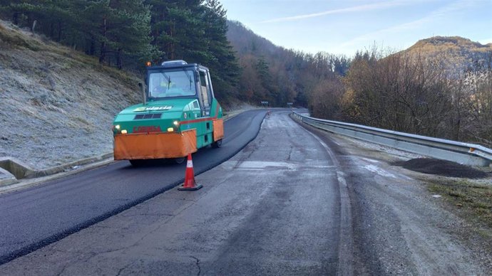 Imagen de las obras de renovación de la carretera NA-138 entre Urtasun y el cruce de Artesiaga, que han finalizado recientemente con una inversión de 650.000 euros.