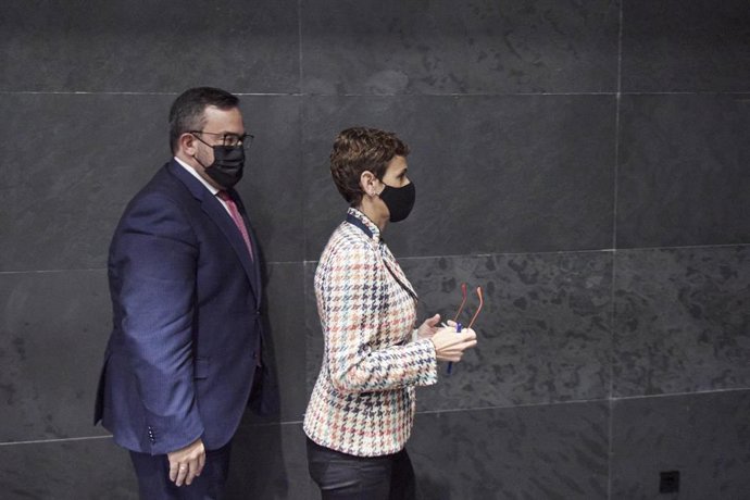 Archivo - La presidenta del Gobierno de Navarra, María Chivite, y el vicepresidente del Gobierno de Navarra, Javier Remírez Apesteguía, en el Parlamento de Navarra.