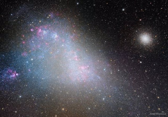 Una fotografía de la Pequeña Nube de Magallanes, una galaxia enana cercana que se está fusionando con la Vía Láctea.