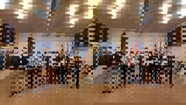 Foto de familia de los premiados en los concursos de escaparates