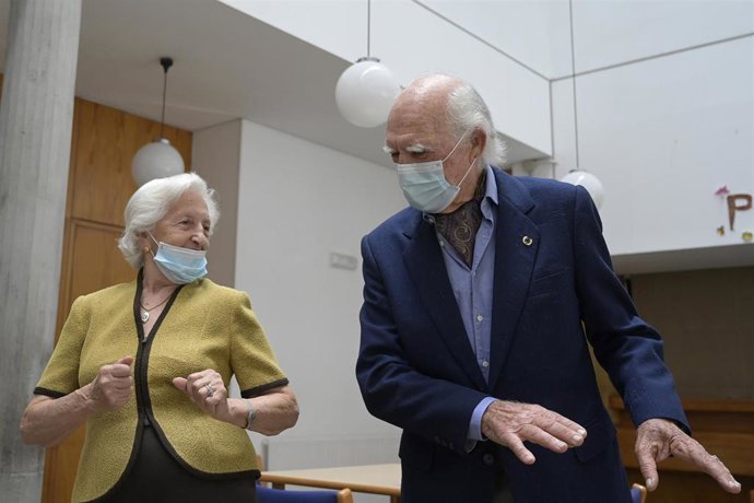 Archivo - Varios ancianos en una de las salas de la Residencia de mayores de Carballo, a 19 de junio de 2021, en A Coruña, Galicia (España). La Xunta de Galicia ha decidido levantar las restricciones activadas en el último año y medio en residencias y c