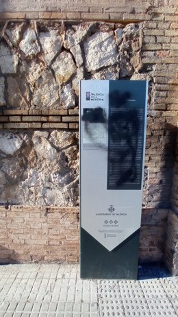 Monolito informativo ante el convento de Santa Clara de Valncia