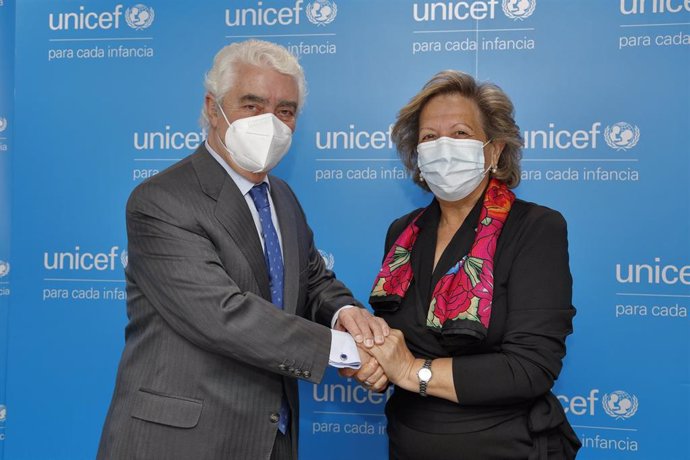 El presidente de UNICEF España, Gustavo Suárez Pertierra, y la presidenta de Unespa, Pilar González de Frutos.
