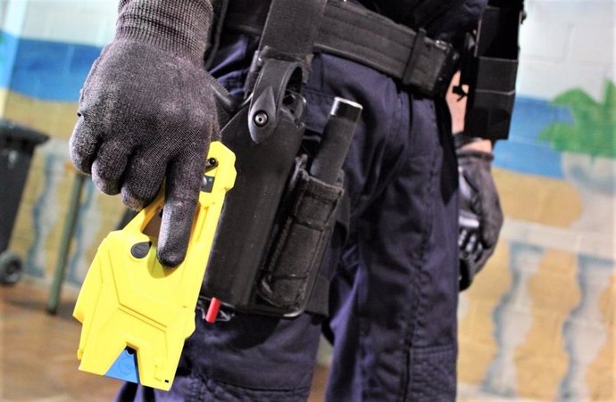 Archivo - Un agente de los Mossos d'Esquadra con una pistola Taser durante una sesión de formación en el Institut de Seguretat Pública de Catalunya (ISPC)