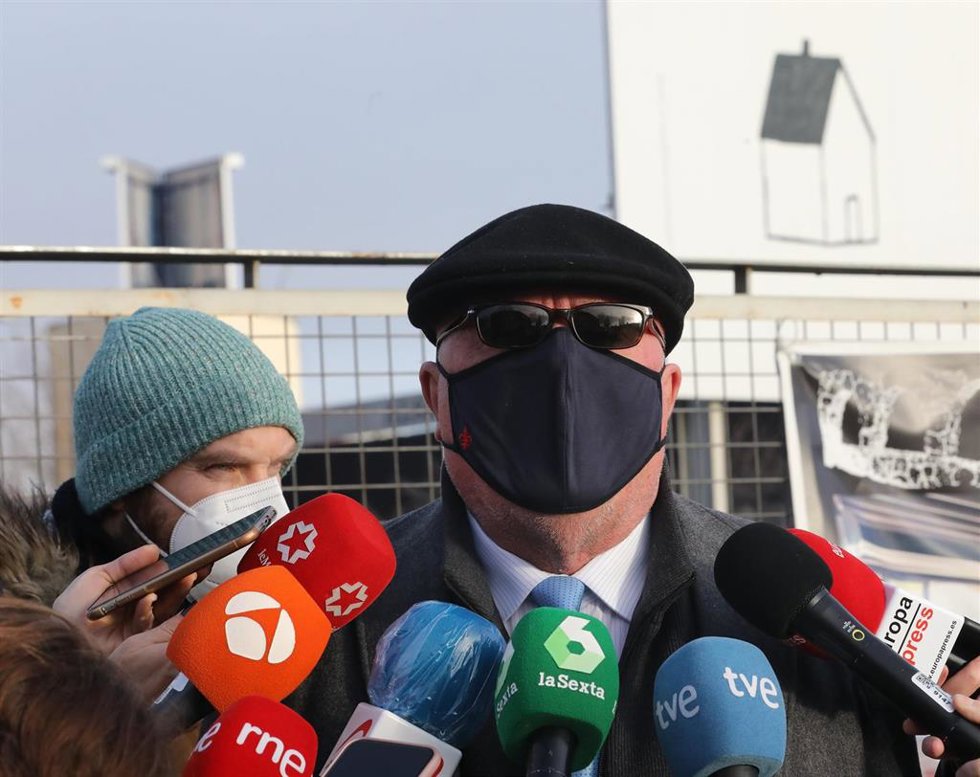 El comisario jubilado José Manuel Villarejo responde a los medios a su llegada al juicio por 'Tándem'