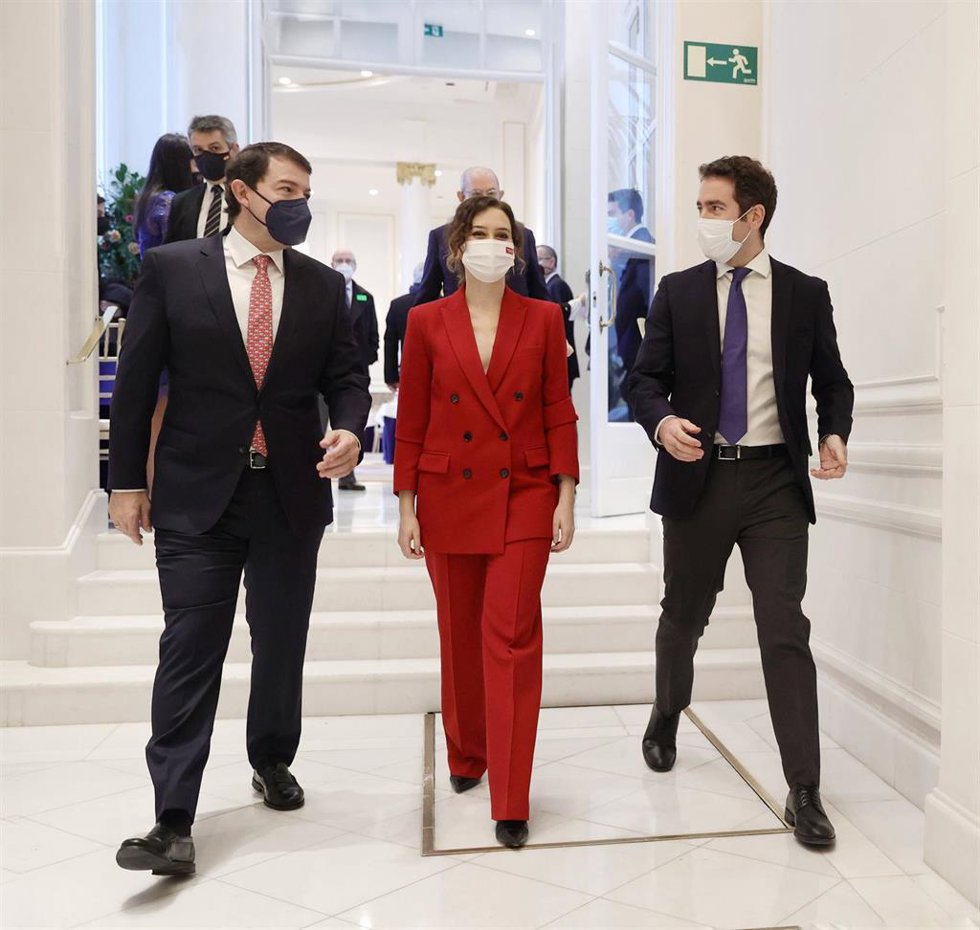 (I-D) El presidente de Castilla y León y candidato a la reelección, Alfonso Fernández Mañueco; la presidenta de la Comunidad de Madrid, Isabel Díaz Ayuso; y el secretario general del PP, Teodoro García Egea, a su llegada a un desayuno informativo del Fó