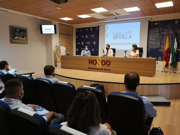 Archivo - Cabrera preside una ronda de encuentros con diversos colectivos en el marco del Plan Respira.