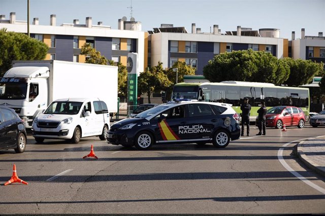 Archivo - Dos agentes de la Policía Nacional durante un control policial en una calle de Móstoles, Madrid (España)
