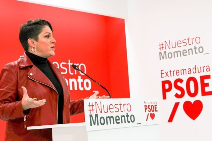 La portavoz del PSOE de Extremadura, Soraya Vega, en rueda de prensa