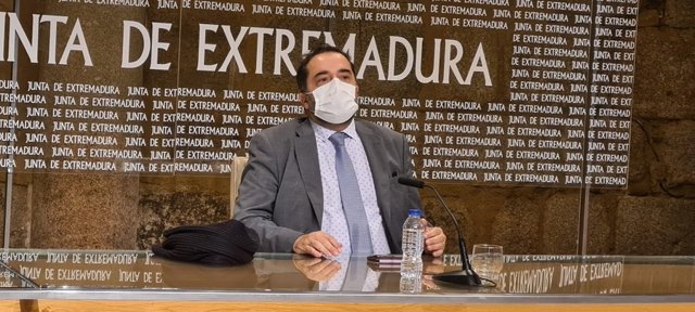 El director general de Agenda Digital de la Junta de Extremadura, Pablo García, en rueda de prensa en Mérida para informar sobre ayudas en materia de infraestructuras de telecomunicaciones y conectividad