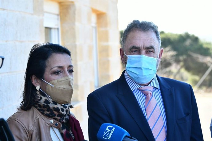 La presidenta del Parlamento de Andalucía, Marta Bosquet, junto al representante de Caldererías Indálicas.