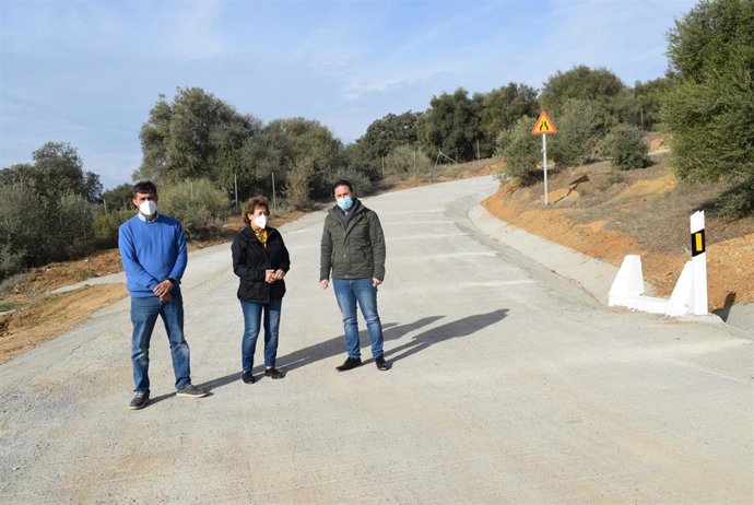 El delegado de Infraestructuras Rurales de la Diputación de Córdoba, Manuel Olmo (dcha.), visita el camino reparado en Almodóvar del Río.