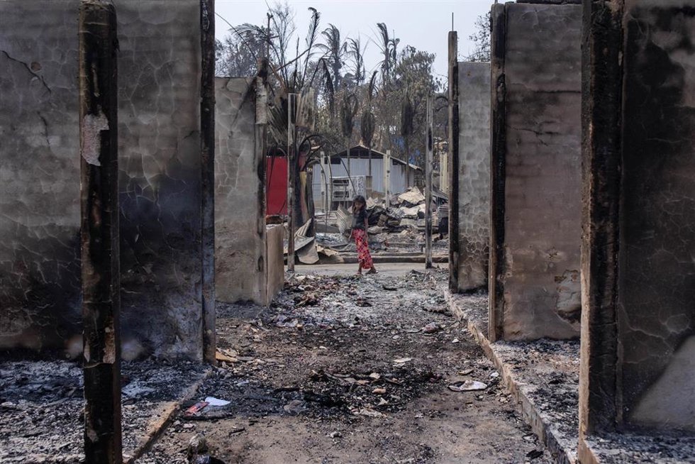Archivo - Incendio en un campamento de refugiados rohingyas en Cox's Bazar (Bangladesh)