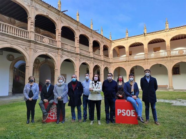 Los candidatos del PSOE de Salamancas en las elecciones autonómicas junto a la vicesecretaria provincial de la formación socialista, Elena Diego.