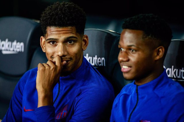 Archivo - 33 Ronald Araujo of FC Barcelona and 31 Ansu Fati of FC Barcelona during the La Liga match between FC Barcelona and Sevilla FC in Camp Nou Stadium in Barcelona 06 of October of 2019, Spain.