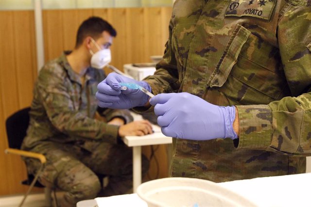 Un militar de las Fuerzas Armadas prepara una vacuna contra el coronavirus.