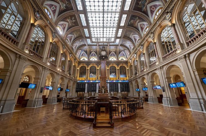 Vista del interior del Palacio de la Bolsa, en la última sesión bursátil del año, a 30 de diciembre de 2021, en Madrid, (España). El Ibex 35 ha avanzado un 0,07 % y se ha colocado en los 8.679,4 puntos en la media sesión de hoy. Esta última sesión se en