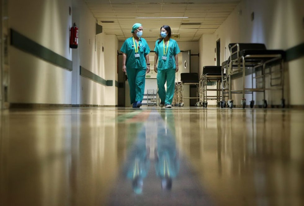 Archivo - Sanitarias con medidas por el Covid en el Hospital Reina Sofía de Córdoba.