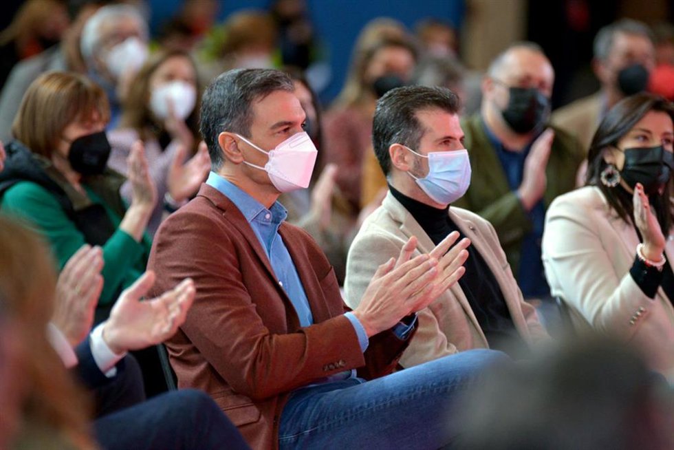El presidente del Gobierno, Pedro Sánchez, y el secretario general del PSOE de Castilla y León, Luis Tudanca, en el primer acto electoral en Palencia, en el Frontón de Eras de Santa Marina, a 9 de enero de 2022, en Palencia, Castilla y León (España).