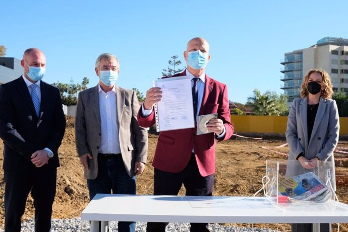 Javier Imbroda, consejero de Educación y Deporte, durante la primera piedra de la ampliación del CEIP Isdabe de Estepona (Málaga)