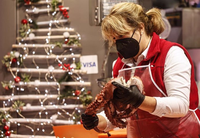 Una vendedora con un pulpo en el Mercado Central de Valencia 