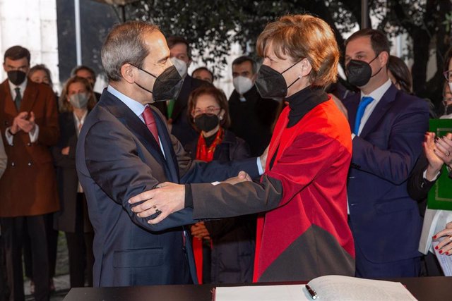 La nueva rectora de la Universidad de Navarra, María Iraburu, con el rector saliente, Alfonso Sánchez-Tabernero