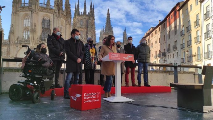 El candidato socialista a la Presidencia de la Junta de Castilla y León, Luis Tudanca, y a su derecha la secretaria provincial del PSOE de Burgos, Esther Peña.