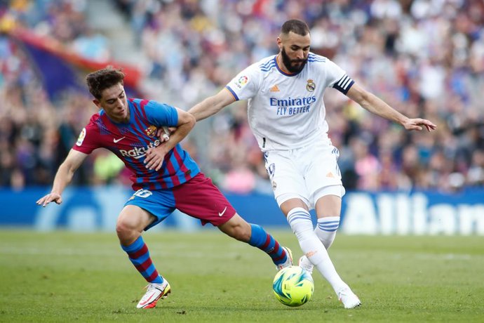 Archivo - Karim Benzema of Real Madrid and Pablo Martin Paez Gavira of FC Barcelona in action during the spanish league, La Liga Santander, football match played between FC Barcelona and Real Madrid at Camp Nou stadium on October 24, 2021, in Barcelona,