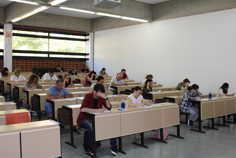 Archivo - Personas realizando exámen de oposición en Albacete