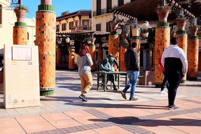 Archivo - Varias personas pasean en un día soleado en Melilla (España), a 17 de enero de 2021. La ciudad alcanzará en el día de hoy, unas temperaturas máximas de 17 grados centígrados y una mínima de 9 grados, mientras una ola de frío ha paralizado medi