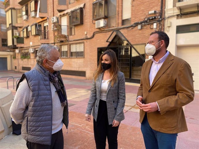 La portavoz del PP en el Ayuntamiento de Murcia, Rebeca Pérez, y el concejal José Guillén, en San Nicolás