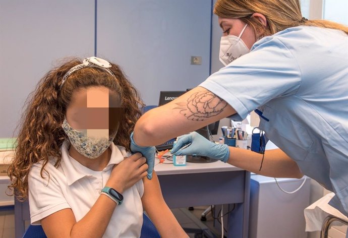 Una menor de 12 años recibe la vacuna contra el covid.