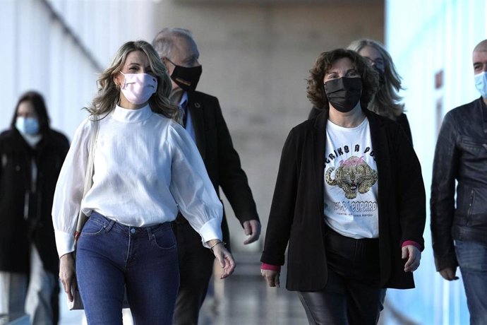 La vicepresidenta, Yolanda Díaz, junto a la coordinadoral general de Podemos Euskadi y diputada, Pilar Garrido