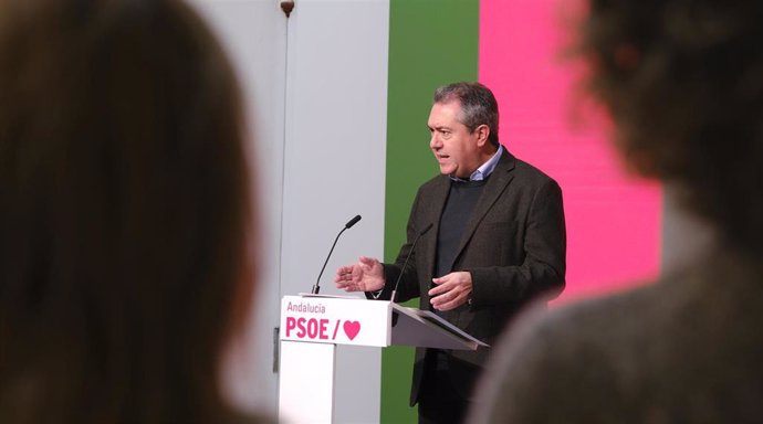 Archivo - El secretario general del PSOE-A, Juan Espadas, en rueda de prensa este lunes en Sevilla.
