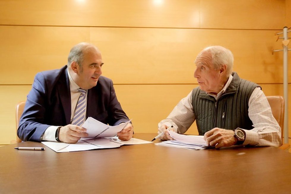 Archivo - El presidente del Colegio de Ingenieros Industriales de Valladolid, Iñaki Bengoetxea, con el coordinador del estudio y profesor de la Universidad de Valladolid, José Ramón Perán