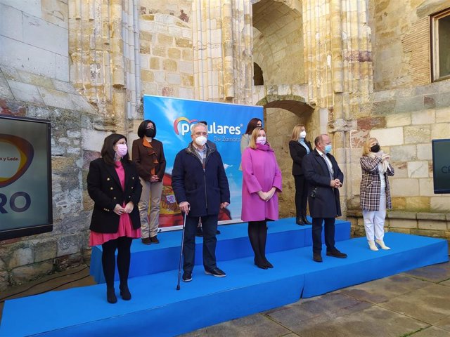 Isabel Blanco, en el centro, junto con el resto de la candidatura del Partido Popular de Zamora para las elecciones autonómicas del 13 de febrero